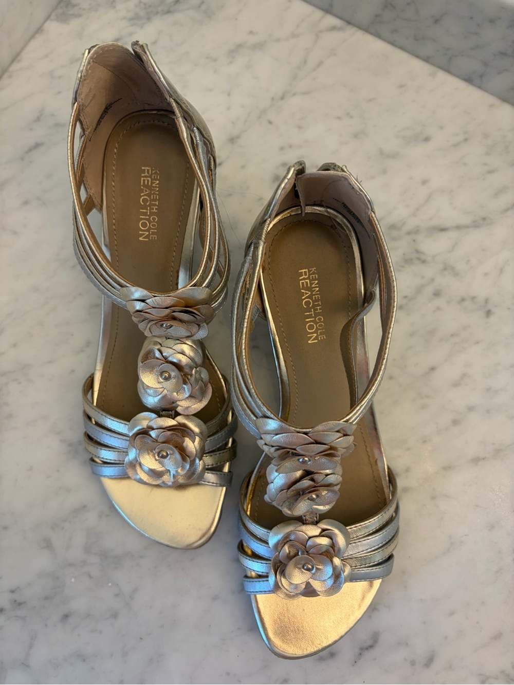Kenneth Cole Cedar Leader Wedge Sandals in Light Gold, size 9 - Picture 5 of 5